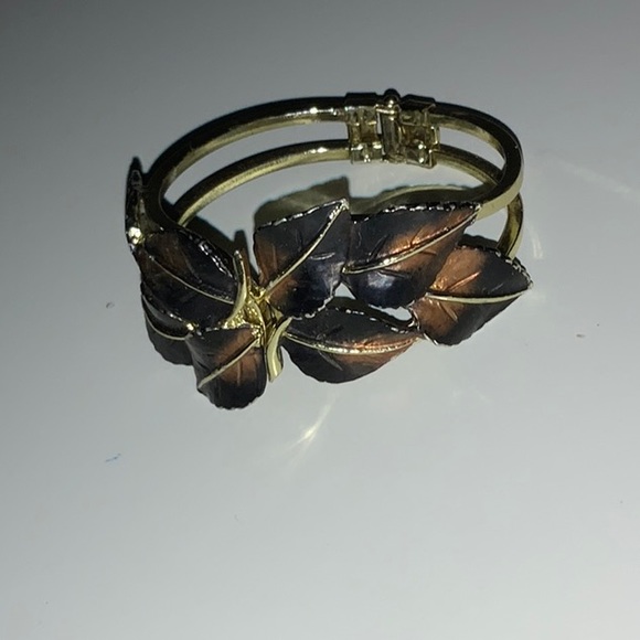 Clamper Style Leaf Motif Bracelet - Picture 4 of 16